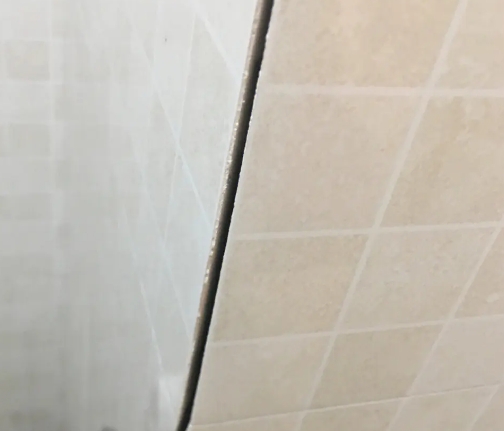 沁县瓷砖空鼓维修公司分享阳台瓷砖脱落的修复过程可以分为以下几个步骤