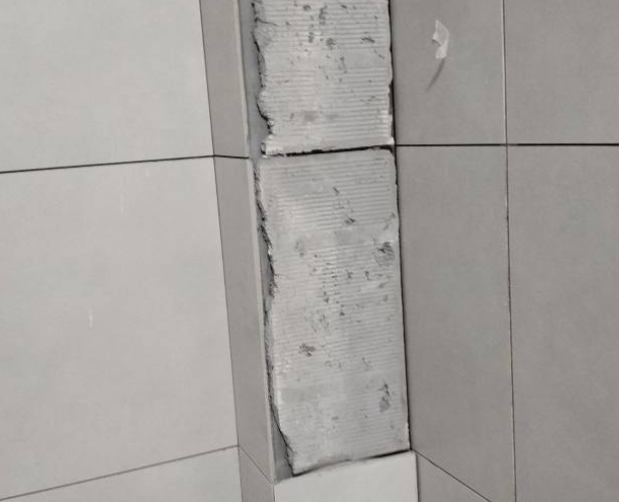 沁县瓷砖空鼓维修公司分享下瓷砖施工前基层浇水润湿程度不足，可能导致以下问题