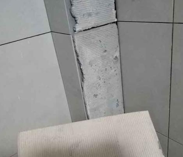 沁县瓷砖空鼓维修公司分享下厨房瓷砖脱落的补救措施。